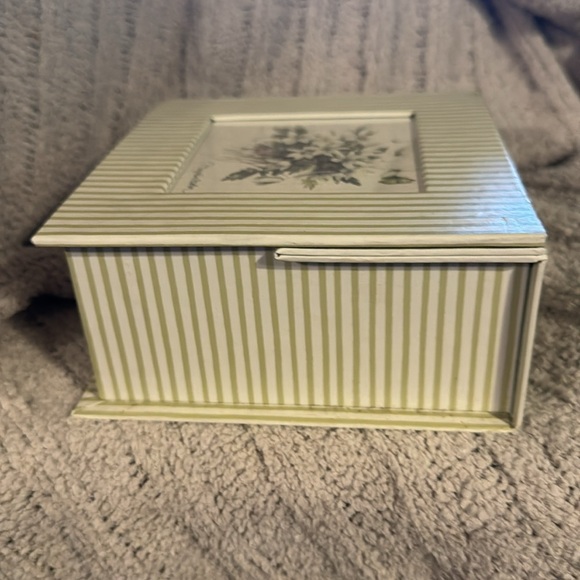 Nature’s Sketchbook by Marjolein Bastin sage green /cream keepsake and note box - Picture 9 of 13